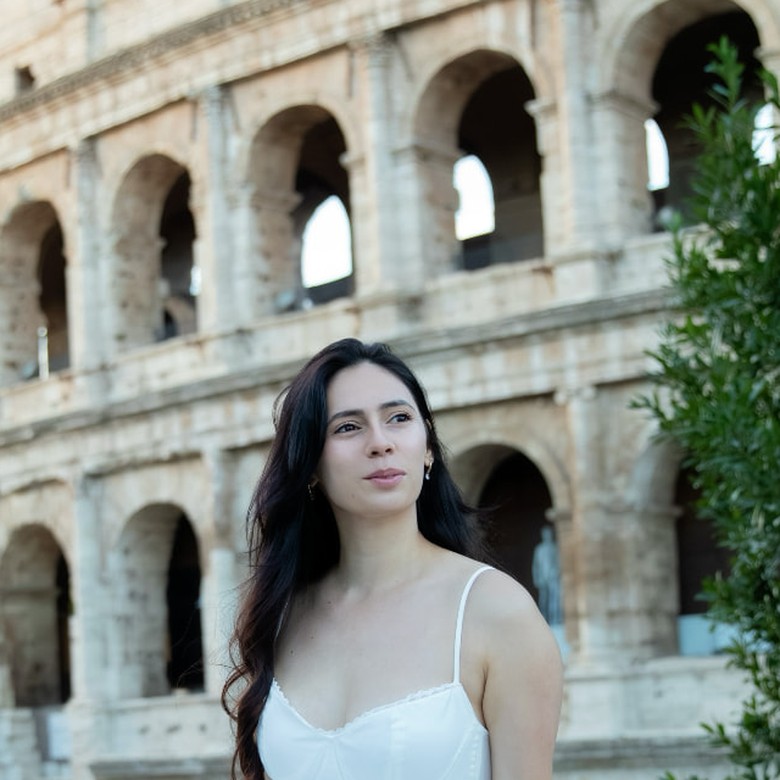 Dayana Staub, con vestido blanco frente al Coliseo de Roma